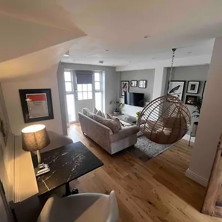 1 Holdan Mews, 1 Bed House, Free Parking, Central Witney Exterior photo