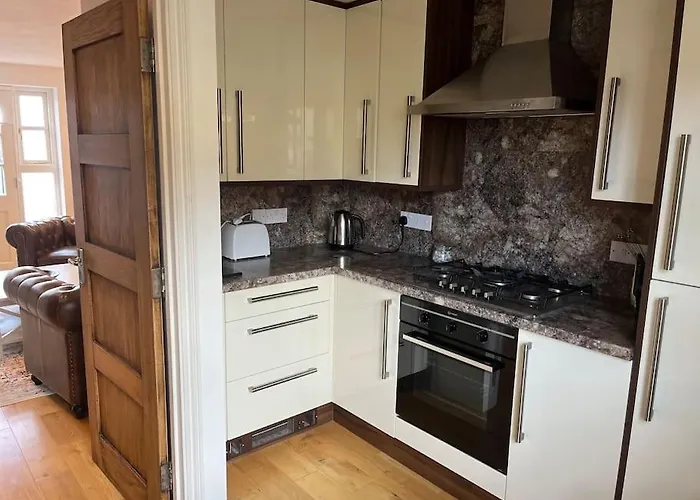 1 Holdan Mews, 1 Bed House, Free Parking, Central Witney