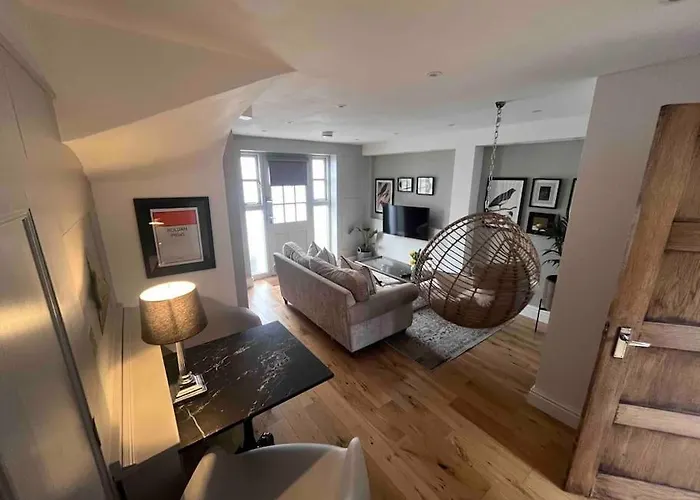 1 Holdan Mews, 1 Bed House, Free Parking, Central Witney