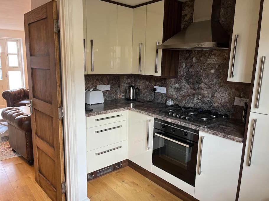 1 Holdan Mews, 1 Bed House, Free Parking, *