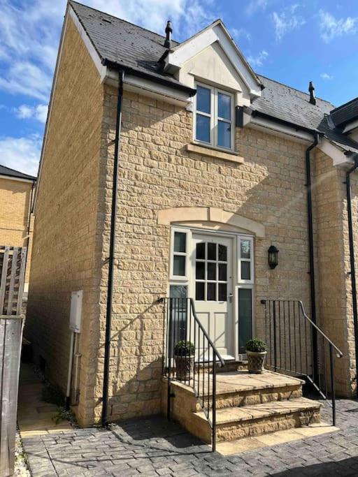 1 Holdan Mews, 1 Bed House, Free Parking,